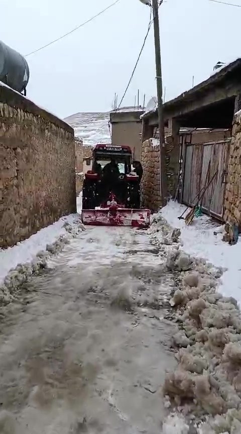 Batman&rsquo;da muhtar, yolun kapanmaması i&ccedil;in trakt&ouml;rle kar birikintilerini temizledi
