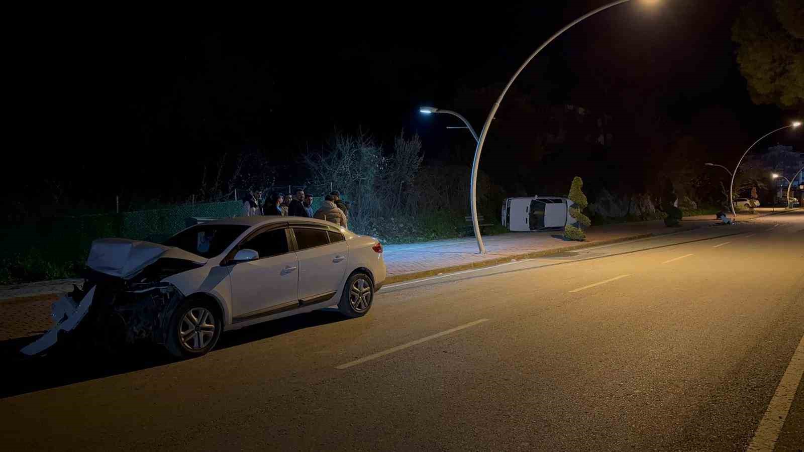Gazipaşa’da park halindeki otomobile çarpan sürücü kaçtı