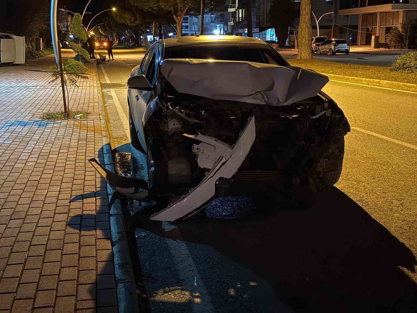 Gazipaşa&rsquo;da park halindeki otomobile &ccedil;arpan s&uuml;r&uuml;c&uuml; ka&ccedil;tı
