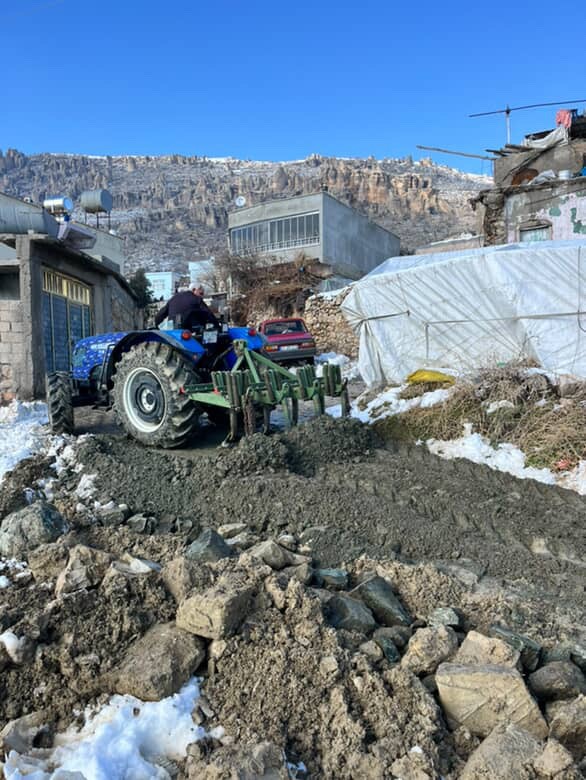 Köylüler el ele verdi, yarım bırakılan yolu birlikte yaptı