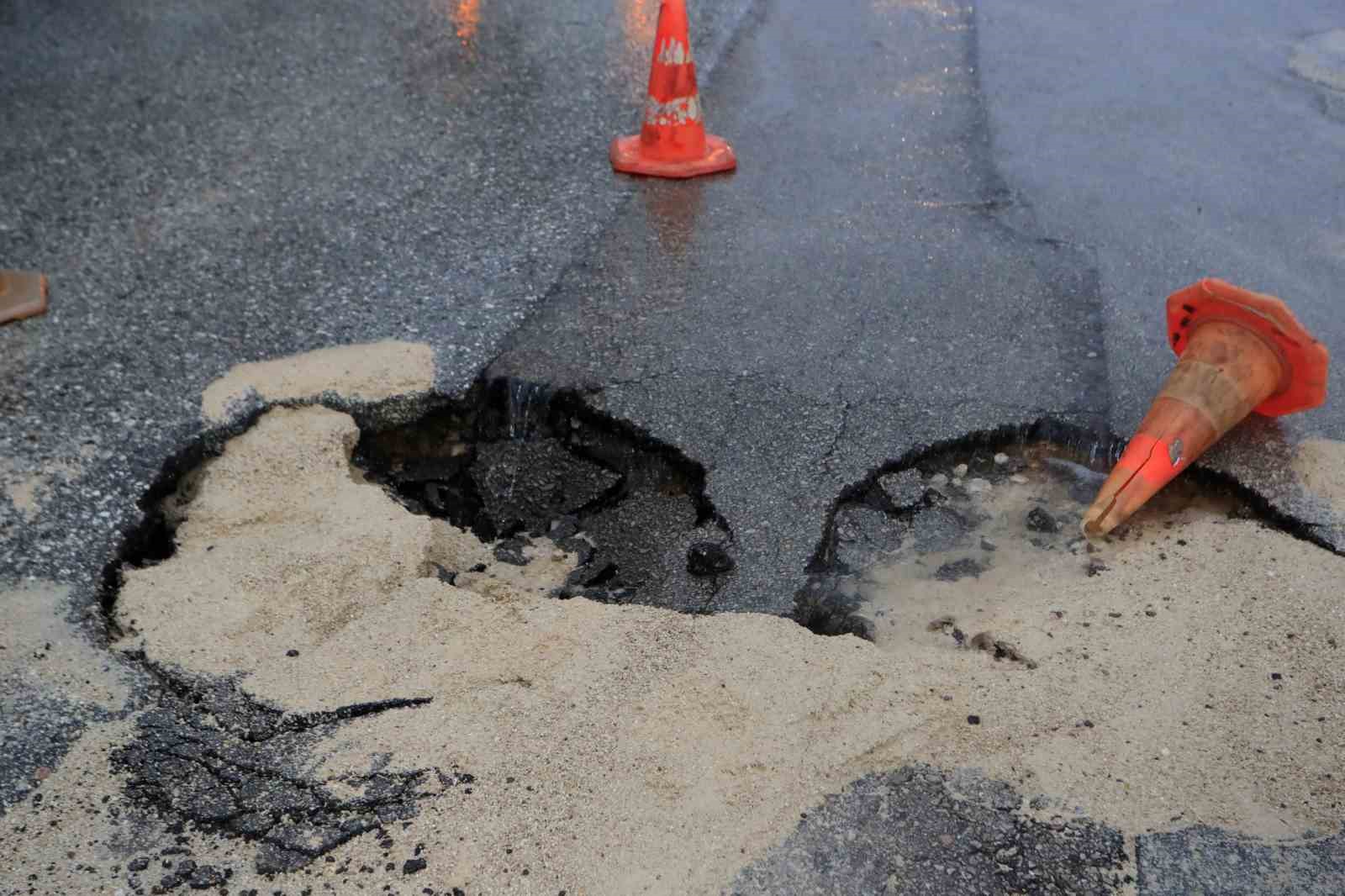 Fırtınayla birlikte dalgaların getirdiği &ccedil;&ouml;pler sahilde toplandı
