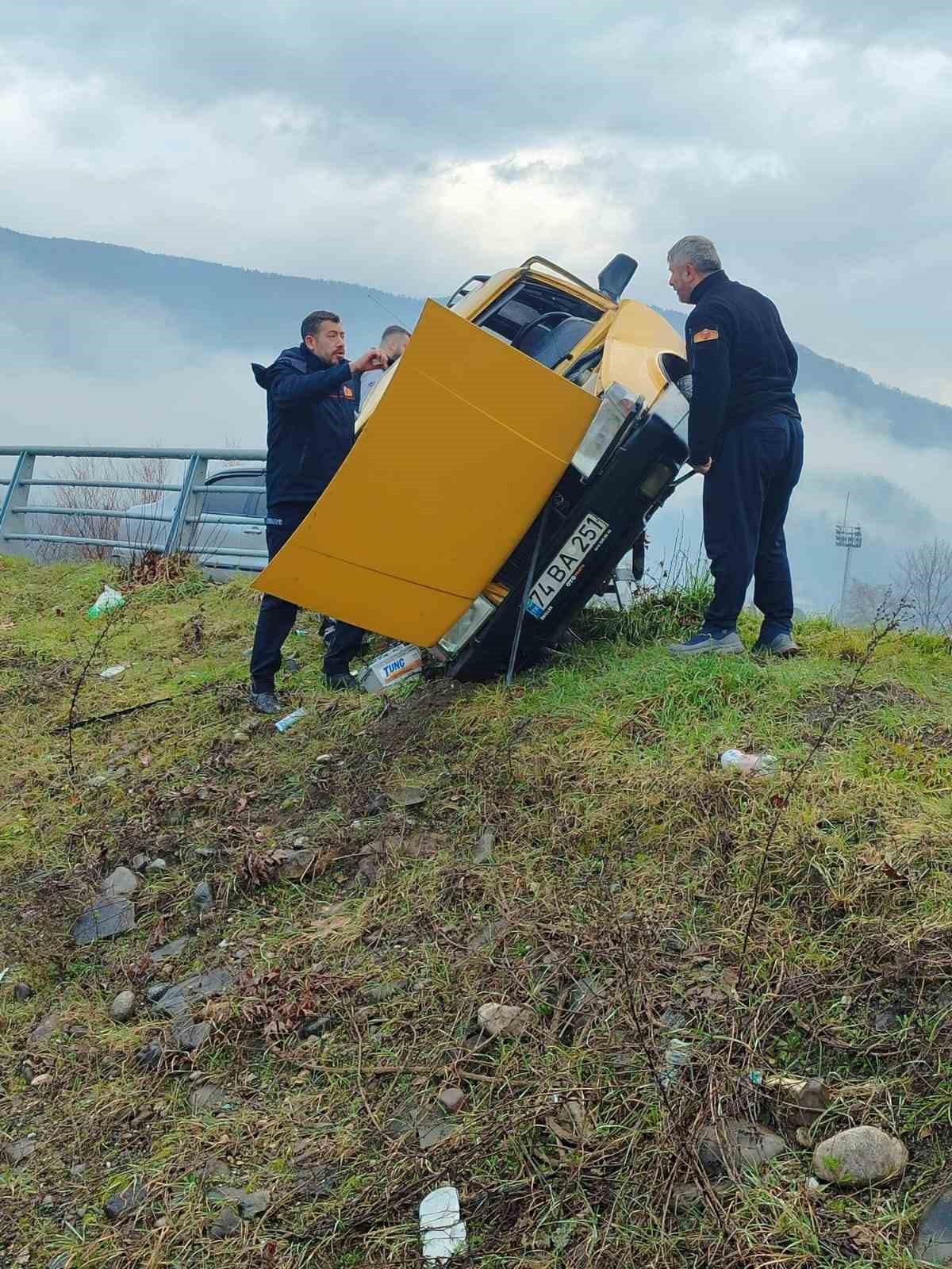 Karab&uuml;k&rsquo;te otomobil demir bariyere &ccedil;arptı: 1 yaralı
