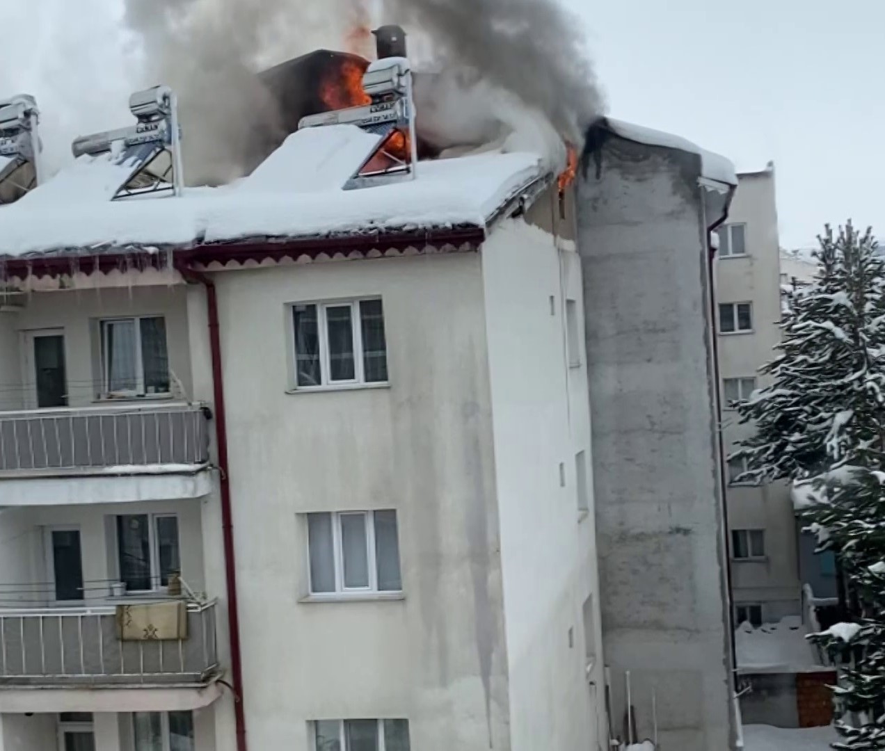 Sivas’ta çatıda çıkan yangın paniğe neden oldu