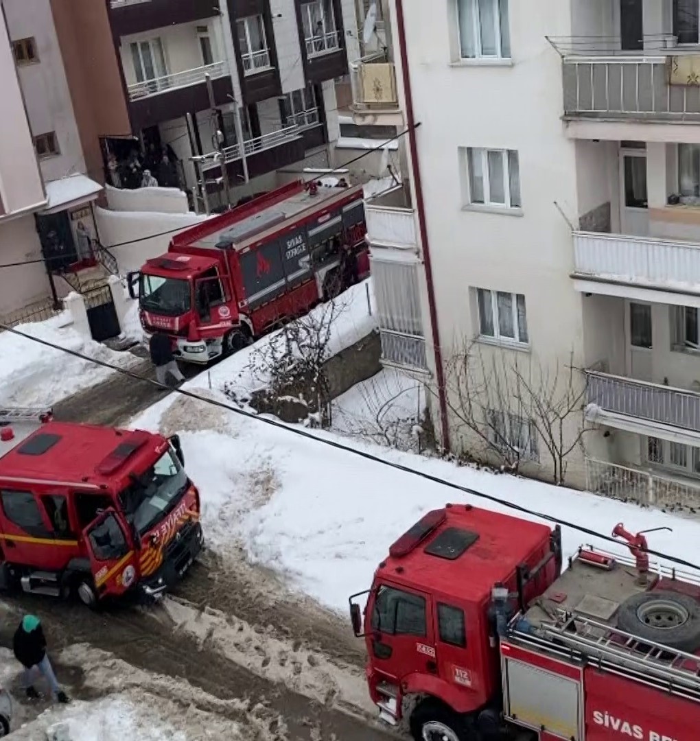 Sivas’ta çatıda çıkan yangın paniğe neden oldu