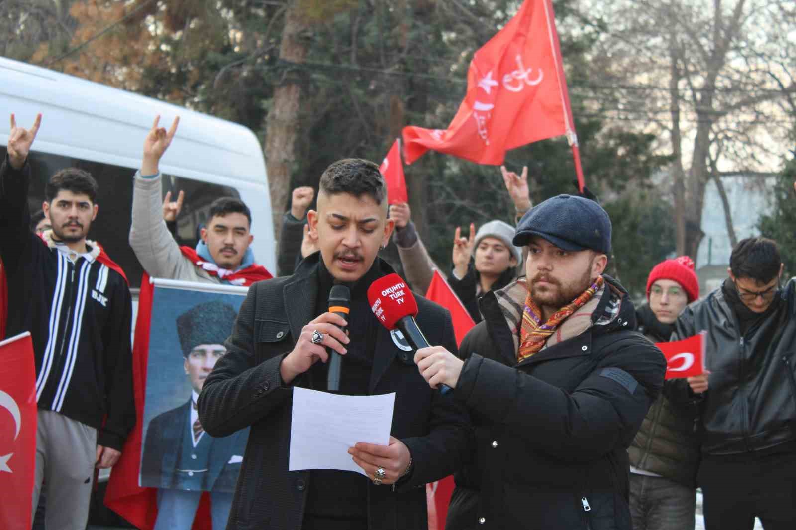 Kayserililerden Türk Bayrağı’na yapılan saldırıya tepki