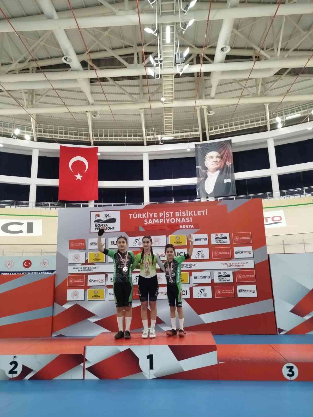 Akhisarlı bisikletçiler Konya Velodromu’nda kürsüye damga vurdu