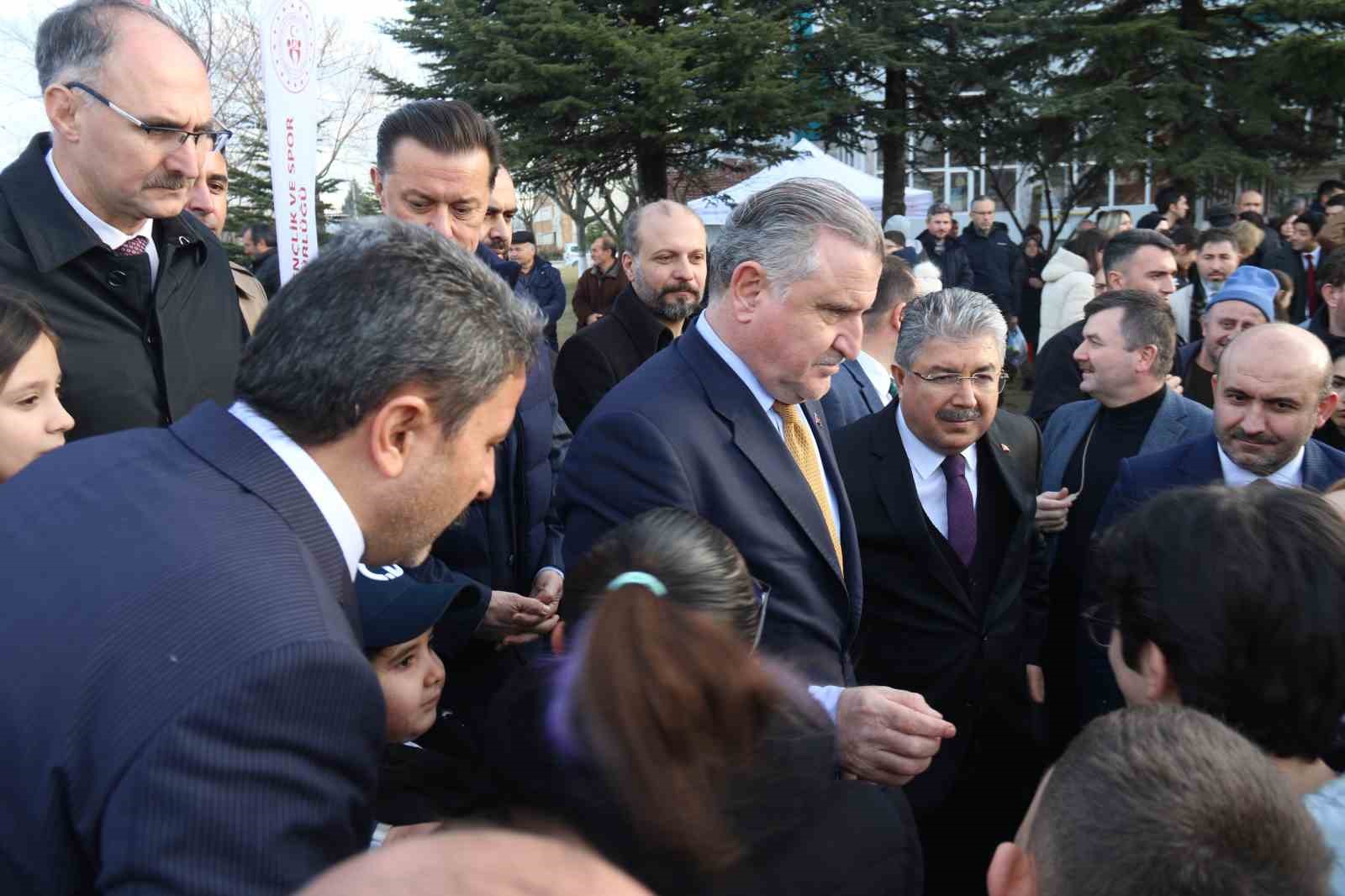 Bakan Bak: "12 milyon vatandaşımıza y&uuml;zme &ouml;ğrettik"
