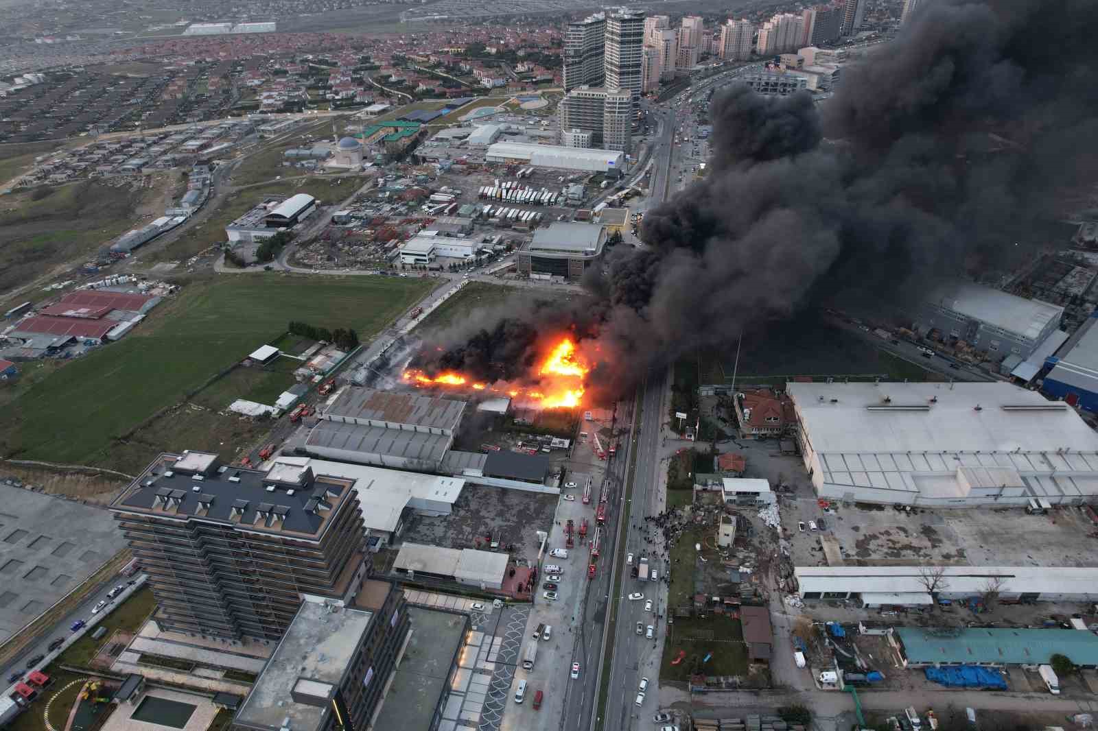 B&uuml;y&uuml;k&ccedil;ekmece&rsquo;de plastik kasa &uuml;retimi yapan fabrikada yangın

