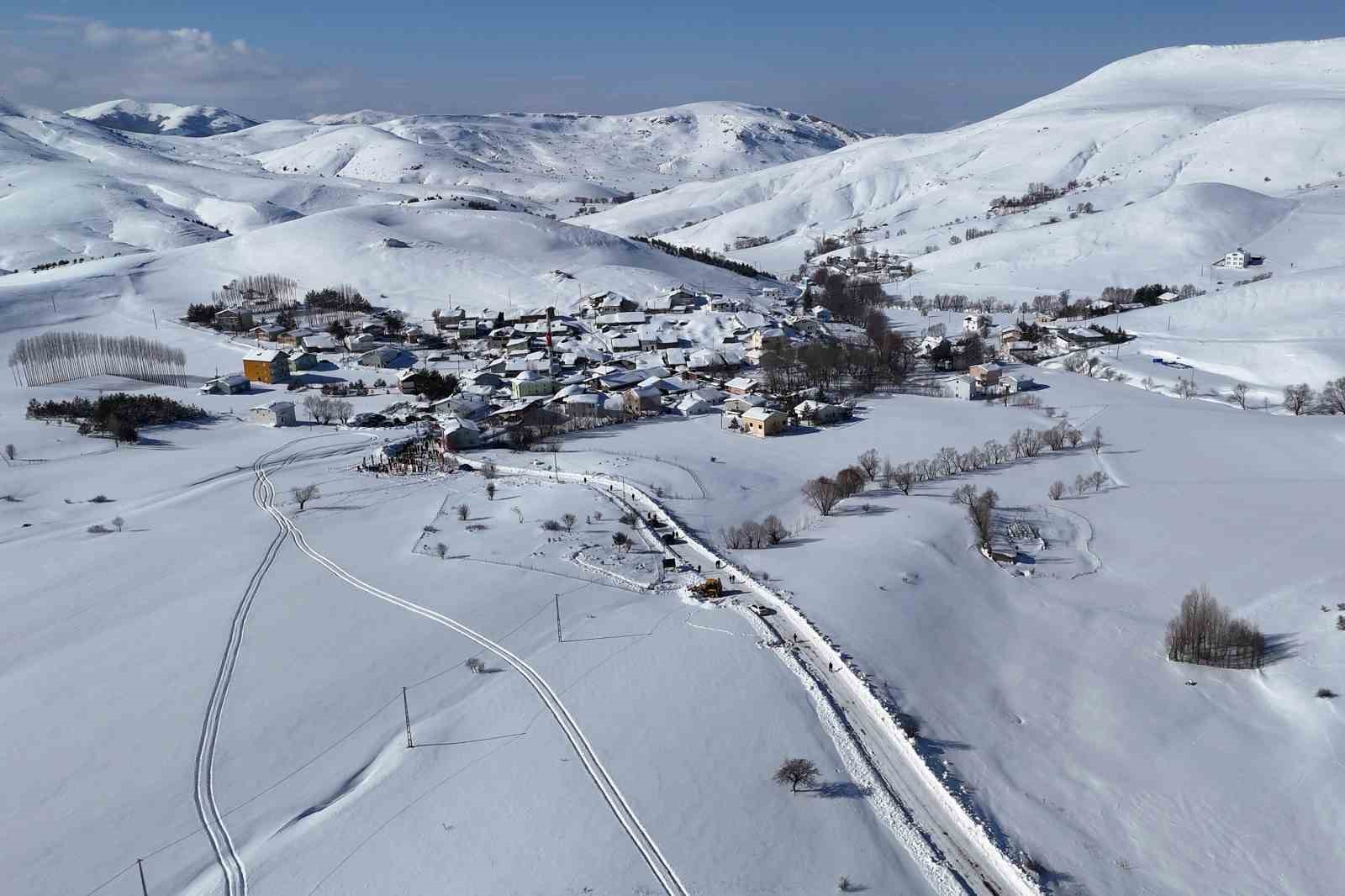 Gümüşhane’de 33. Kar Voleybolu Şenliği Ahmet Çalık anısına düzenlendi