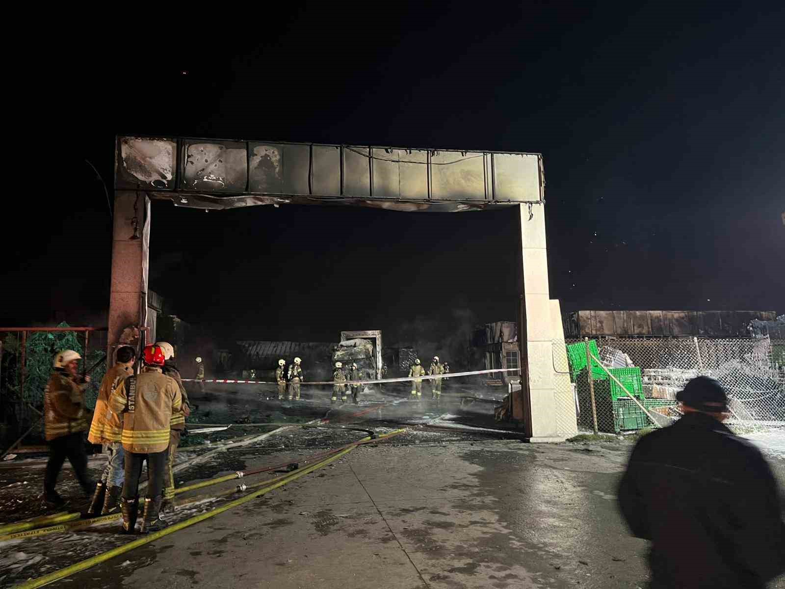 Büyükçekmece’de depoda çıkan yangın söndürüldü