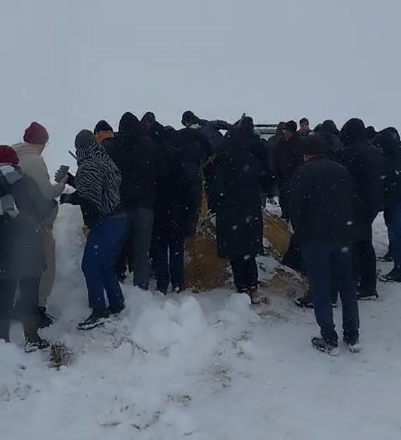 Kar yolları kapattı, cenaze 5 saattik mücadele sonrası defnedilebildi