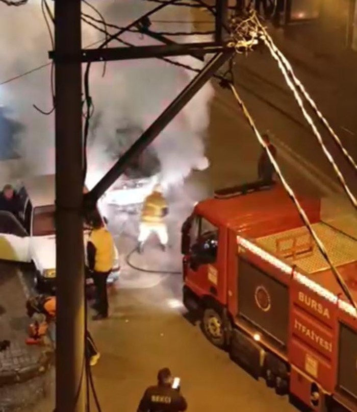 Seyir halindeki otomobil k&uuml;le d&ouml;nd&uuml;
