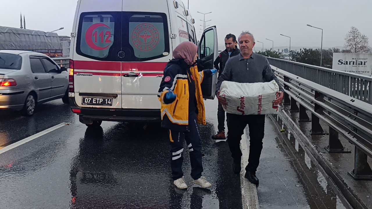 Kamyonet kazasında etilen t&uuml;pler yola sa&ccedil;ıldı
