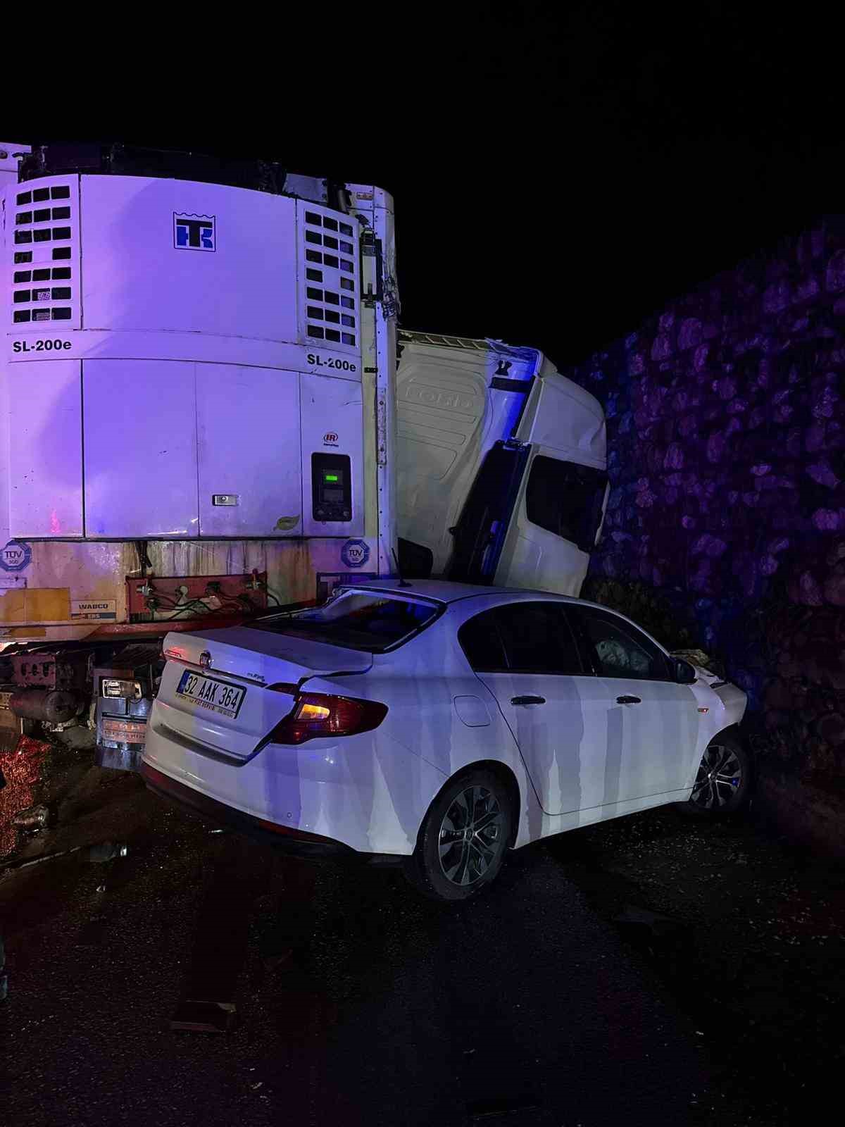 Burdur&rsquo;da feci kaza: 1 &ouml;l&uuml;, 7 yaralı
