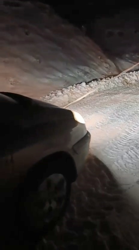 Elazığ&rsquo;da yolda mahsur kalan ara&ccedil; kurtarıldı
