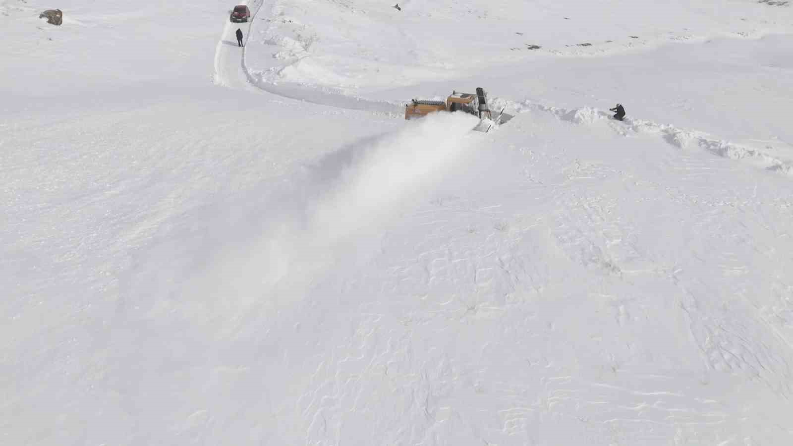 Aydınlar’da kar hayatı felç etti: Valilikten kar savurma makinesi desteği