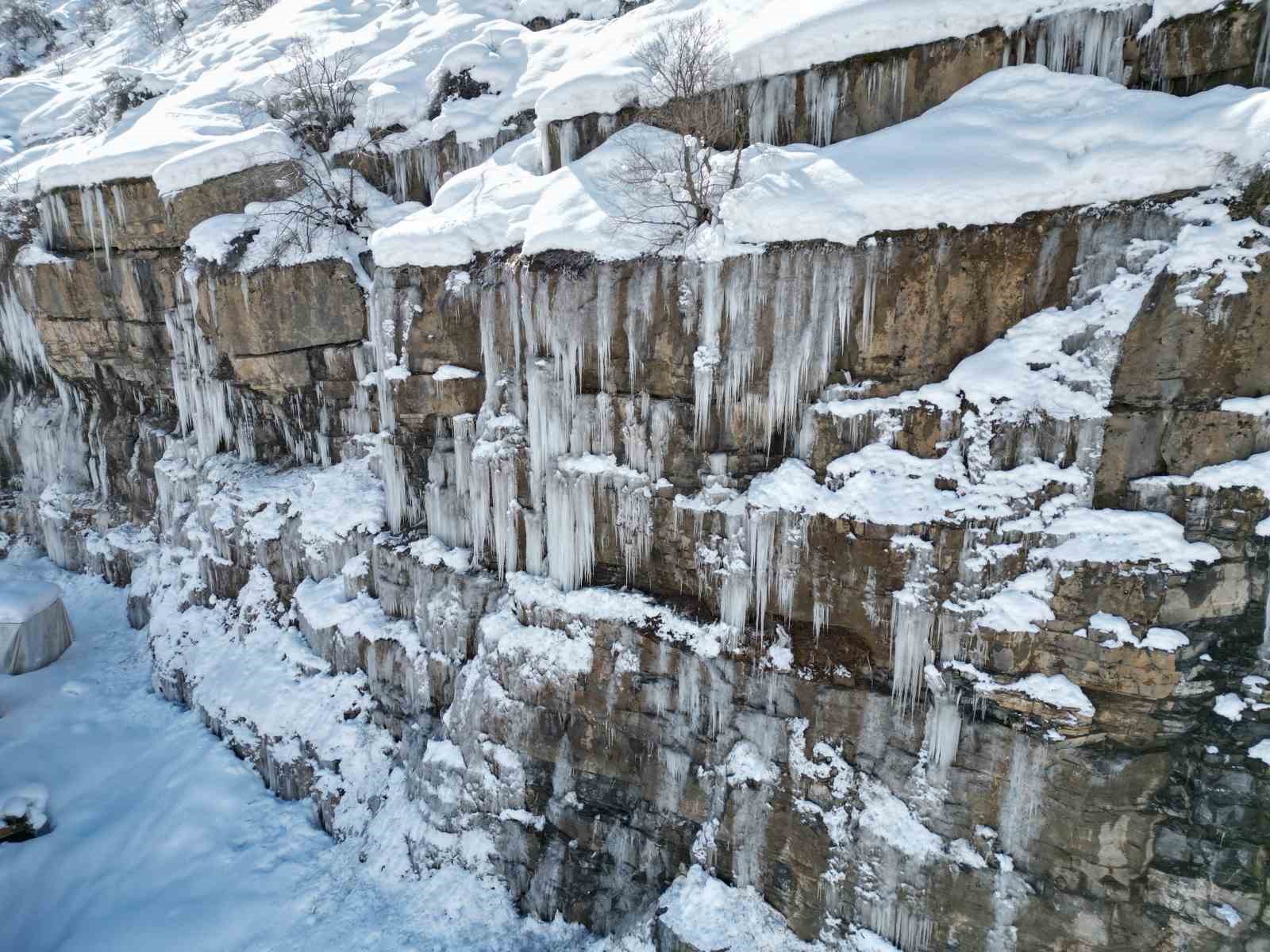 Dağlarda buzdan şelale oluştu