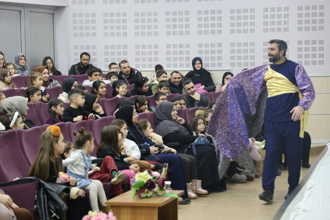 Kartepe&rsquo;de &ccedil;ocuklar "Karlar Diyarı" oyunuyla eğlendi
