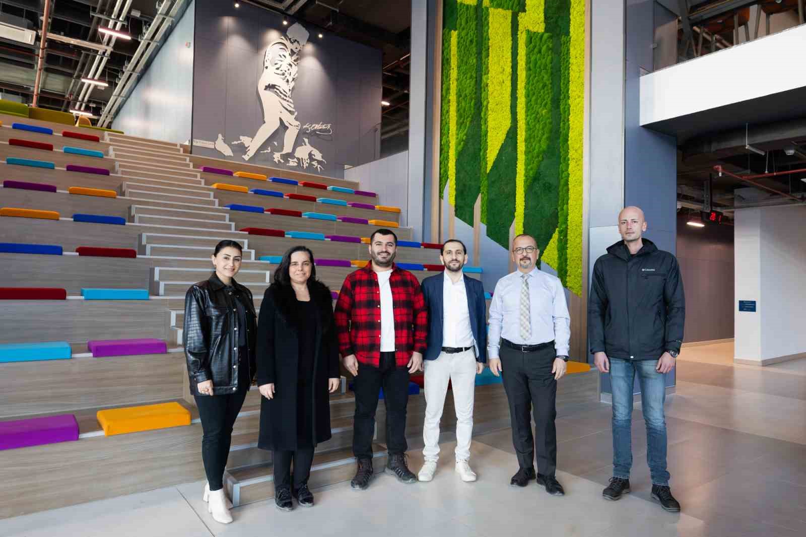 Yağmur suyunu d&ouml;n&uuml;şt&uuml;r&uuml;yor, tasarruf sağlıyor
