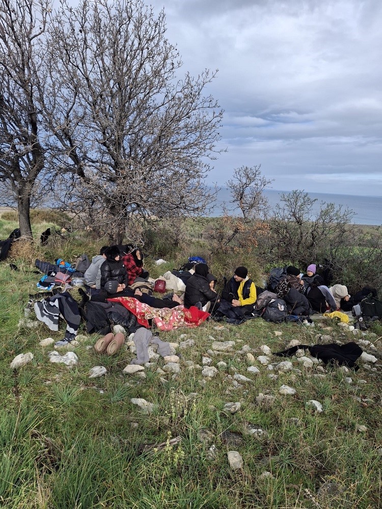Ayvacık’ta 39 kaçak göçmen ile 1 göçmen kaçakçısı şüphelisi yakalandı