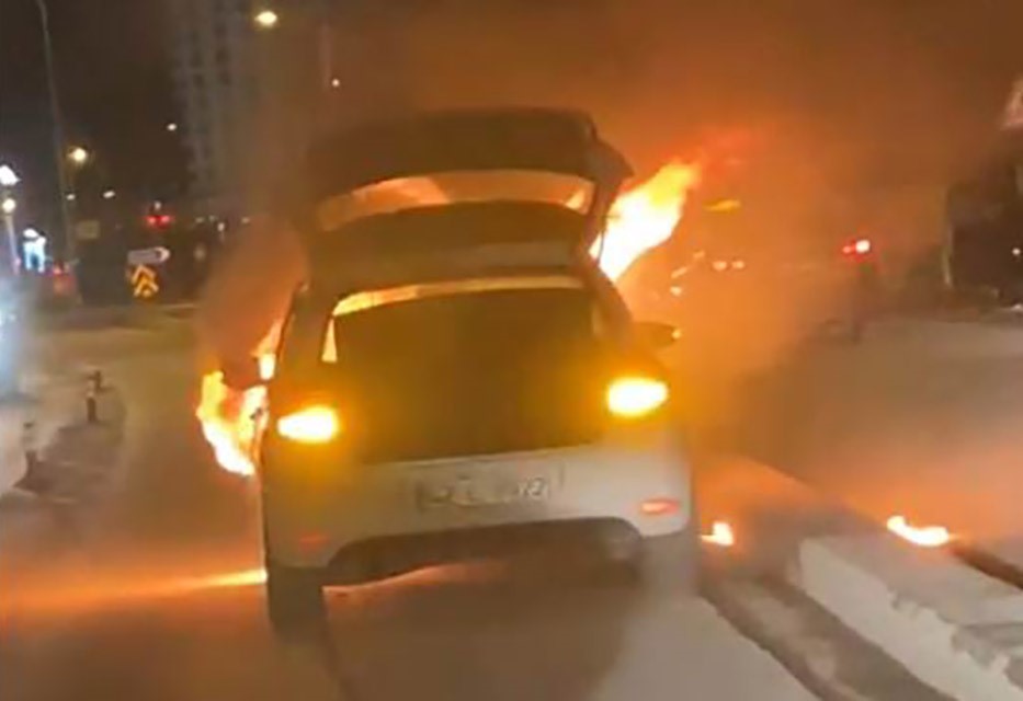 Konya’da seyir halindeki otomobil alev aldı