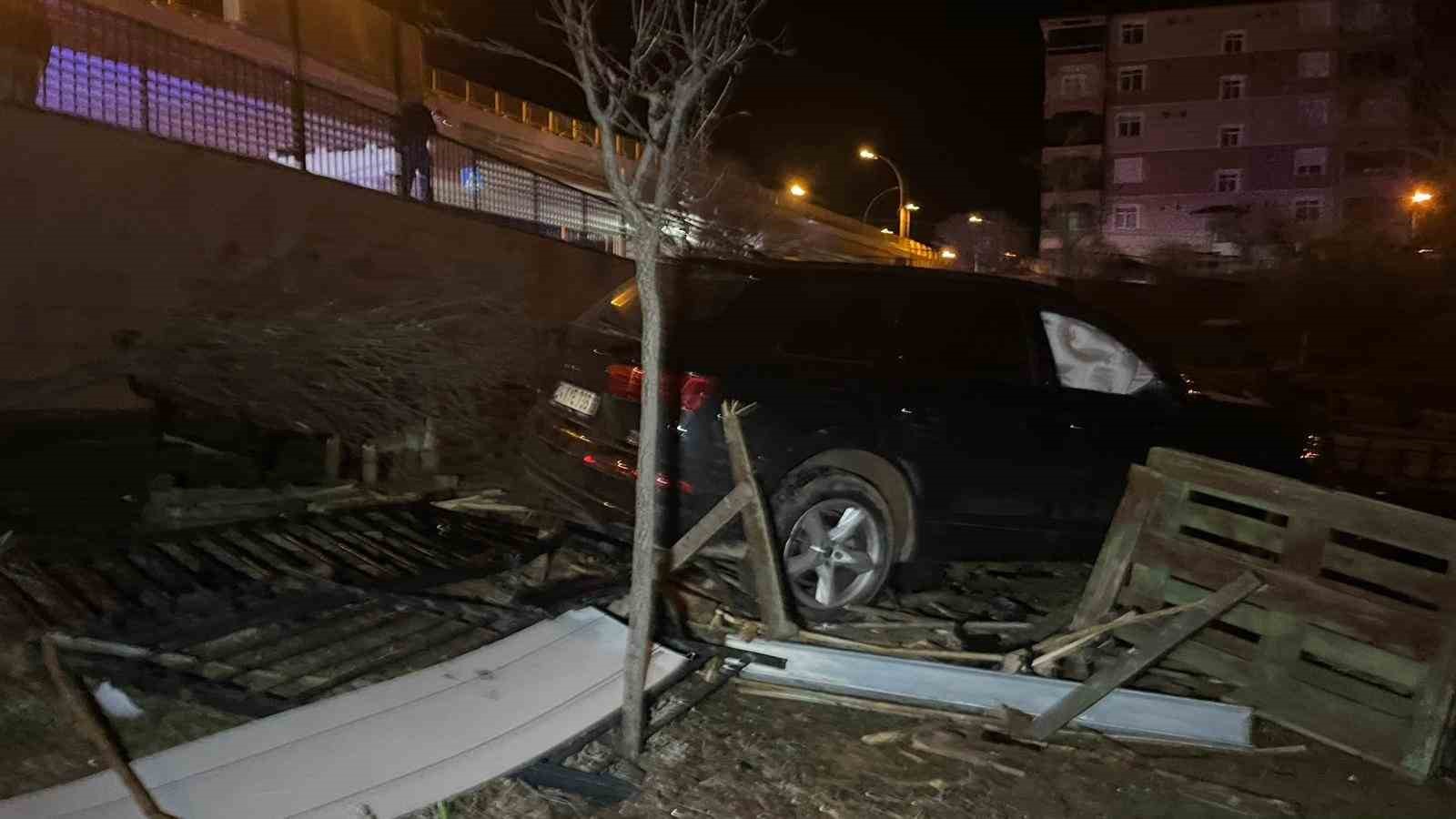 Karaman&rsquo;da kontrolden &ccedil;ıkan cip kafenin bah&ccedil;esine u&ccedil;tu
