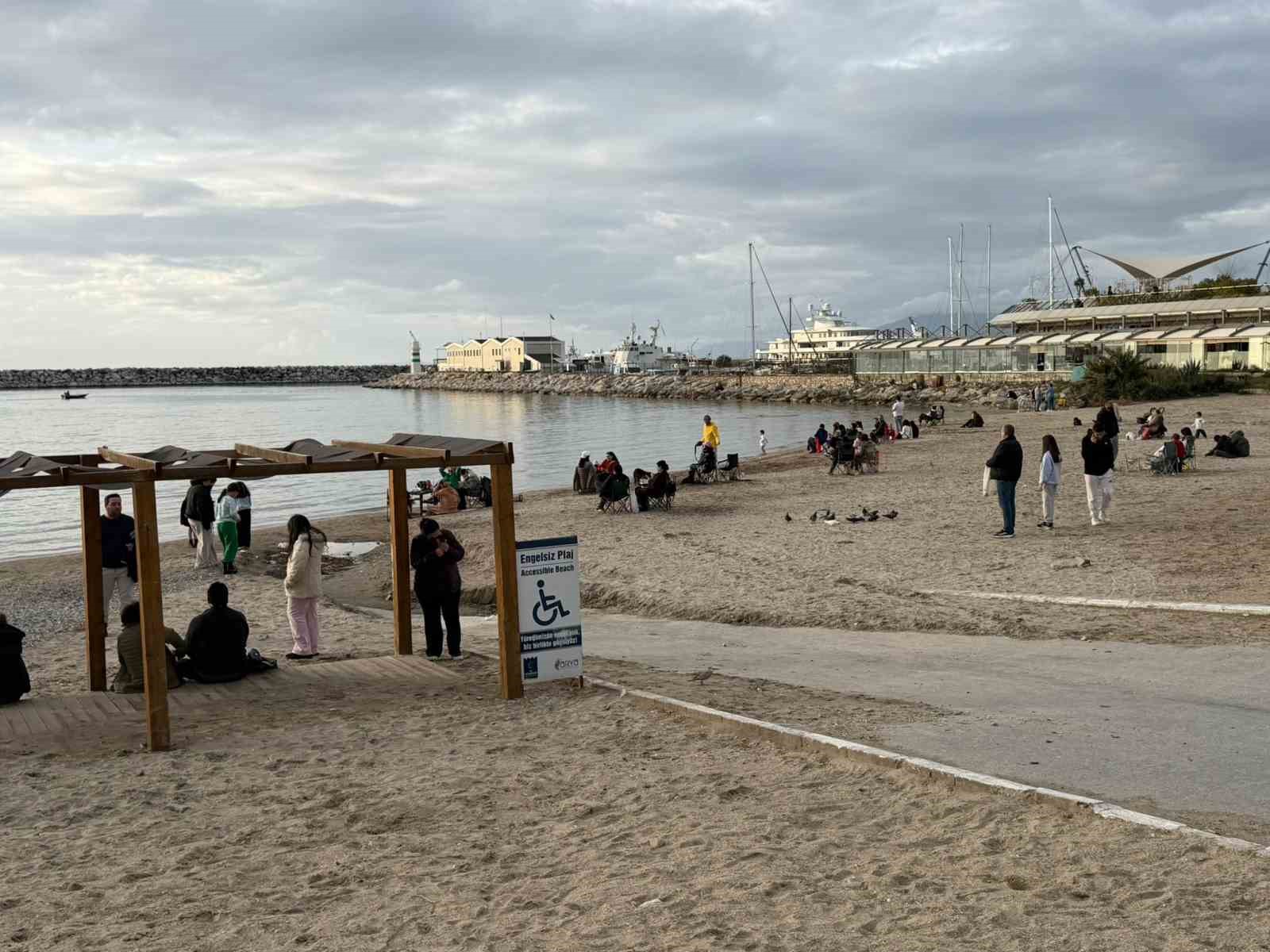 Fırtına sonrası Kuşadası’nda güneş yüzünü gösterdi, sahiller şenlendi