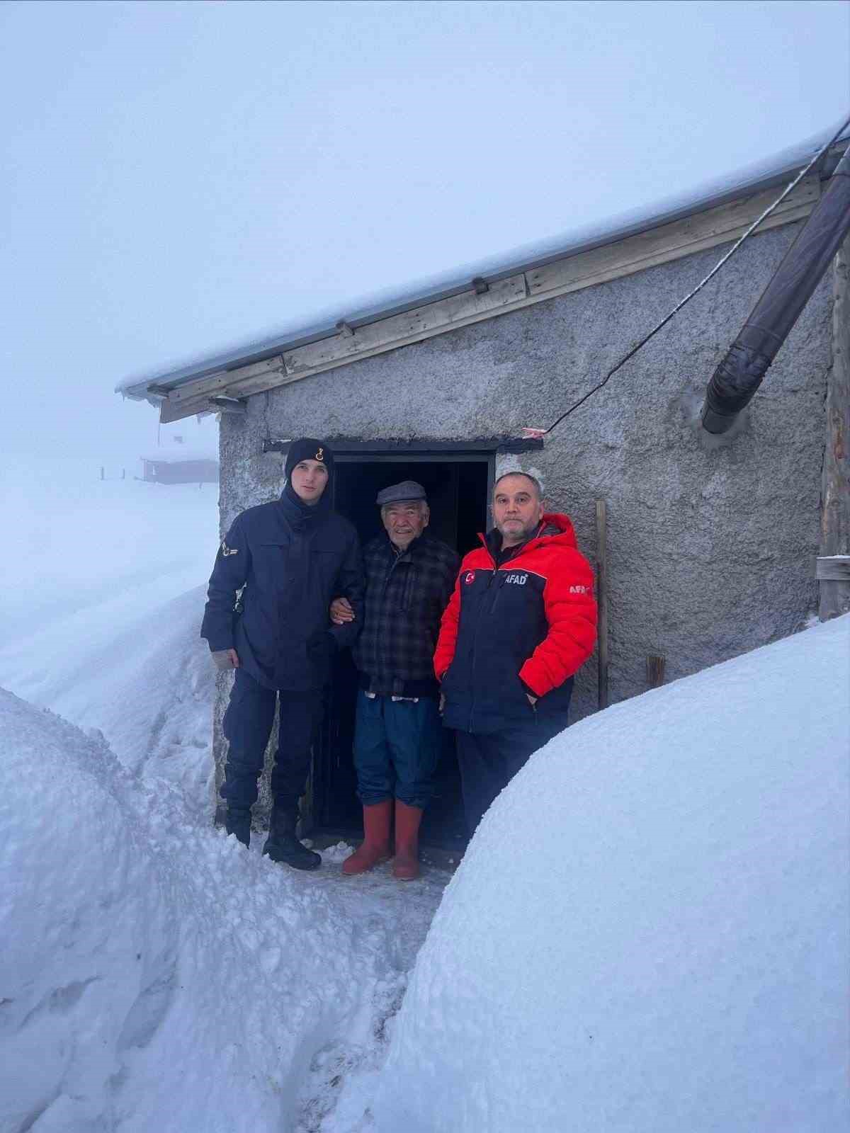 Yayla evinde mahsur kalan vatandaşı AFAD ve jandarma kurtardı

