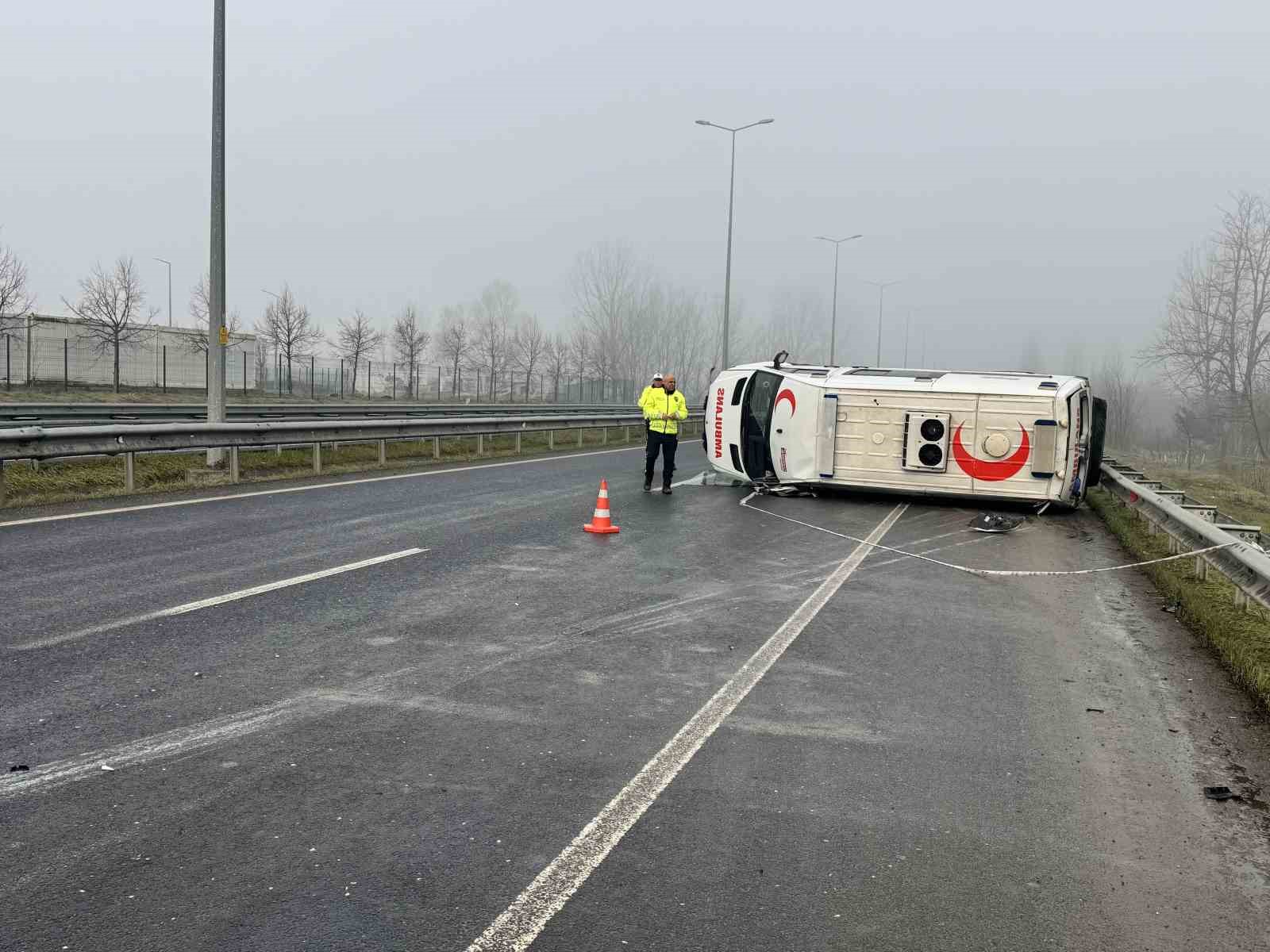Düzce’de ambulans devrildi: 2 yaralı