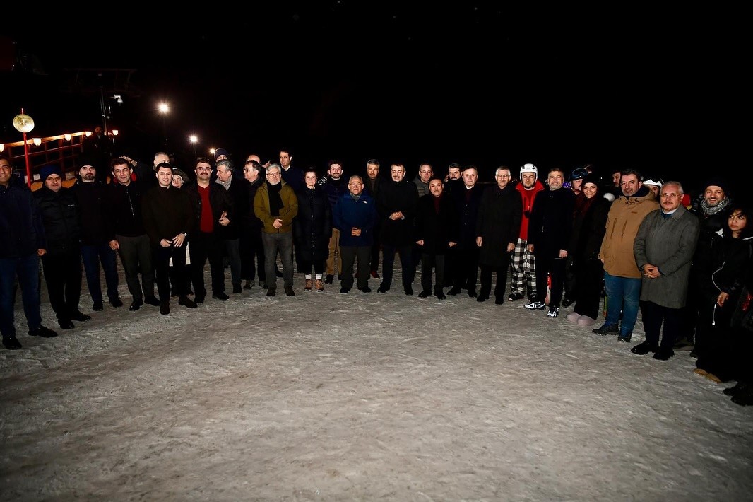 Bakan Tekin, Erciyes&rsquo;te kayakseverlerle bir araya geldi

