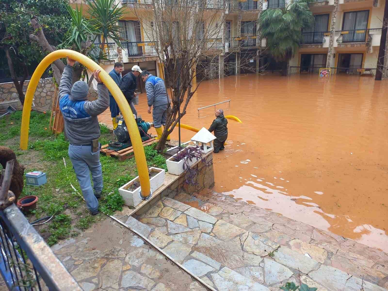 Kemer’de sağanak sonrası temizlik çalışmaları devam ediyor