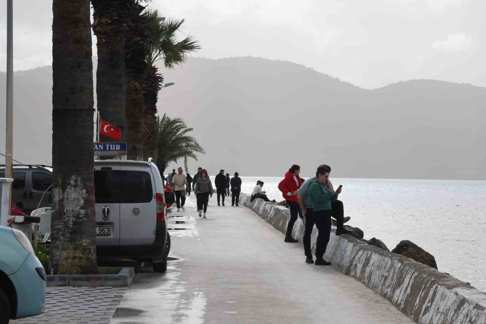 Akyaka&rsquo;da g&uuml;neşli hava sahilleri doldurdu
