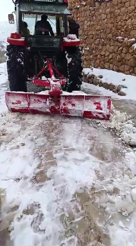 Batman’da muhtar, yolun kapanmaması için traktörle kar birikintilerini temizledi