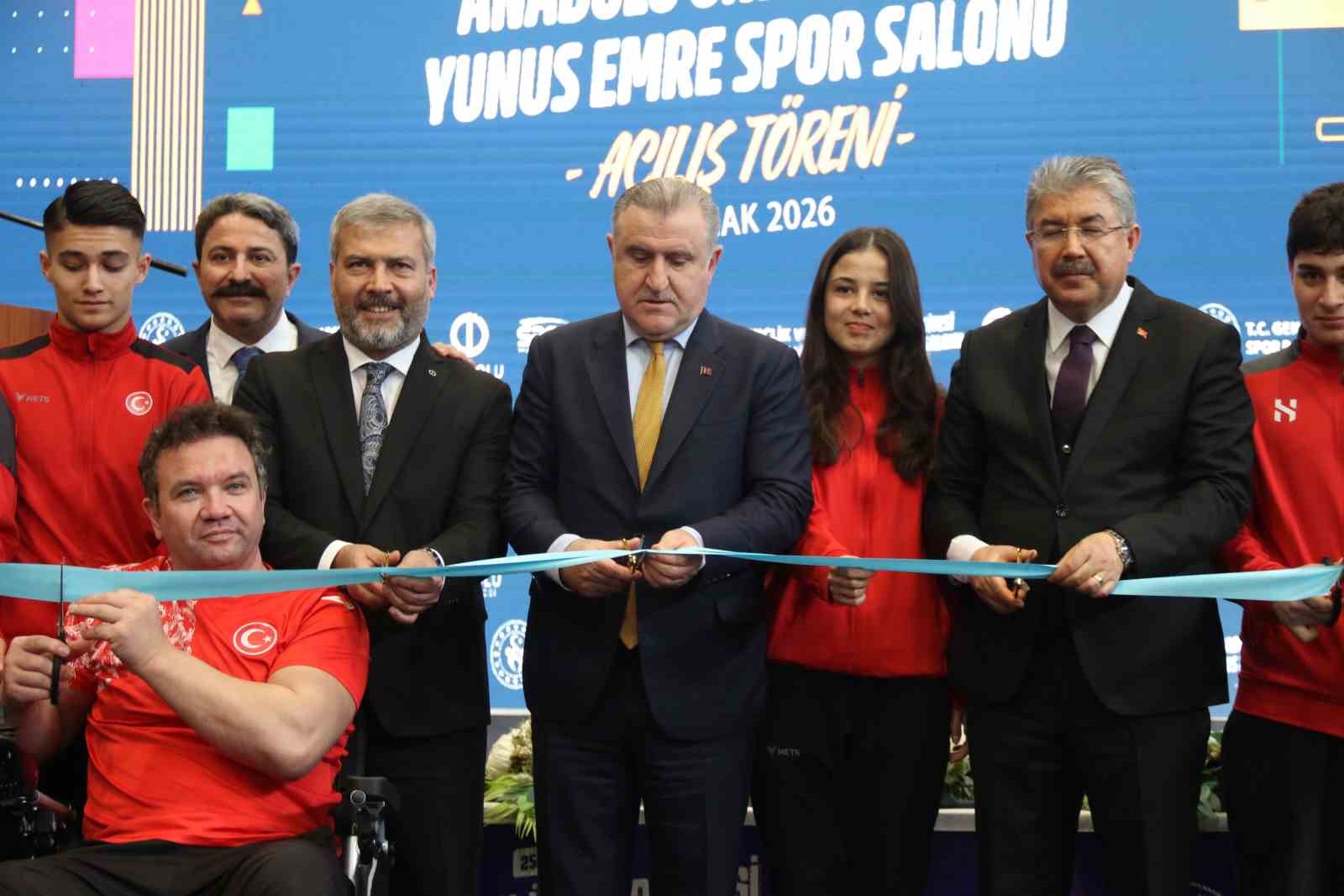 Bakan Bak: "G&uuml;&ccedil;l&uuml; T&uuml;rkiye i&ccedil;in T&uuml;rkiye Y&uuml;zyılı&rsquo;nda gen&ccedil;liğin y&uuml;z&uuml; olarak, sporun y&uuml;z&uuml; olarak &ccedil;alışmaya devam edeceğiz"
