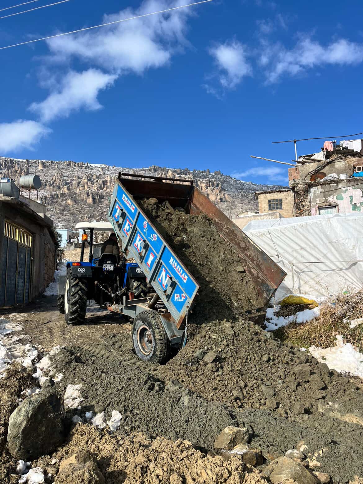 Köylüler el ele verdi, yarım bırakılan yolu birlikte yaptı