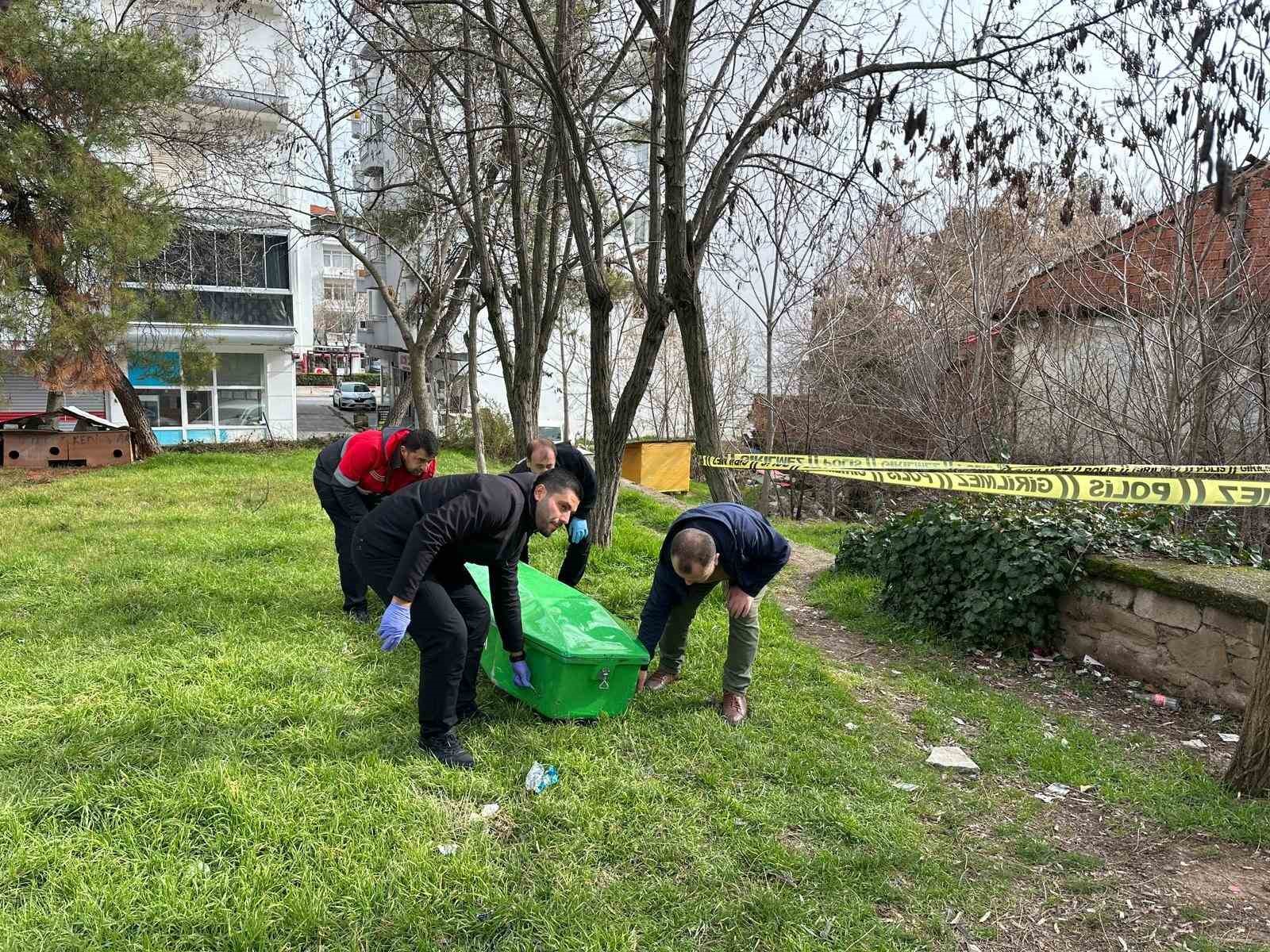 Uşak&rsquo;ta parkta erkek cesedi bulundu
