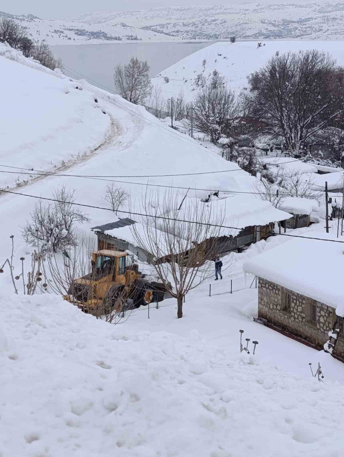 Tunceli’de karla mücadele çalışmalarını aralıksız sürdürüyor