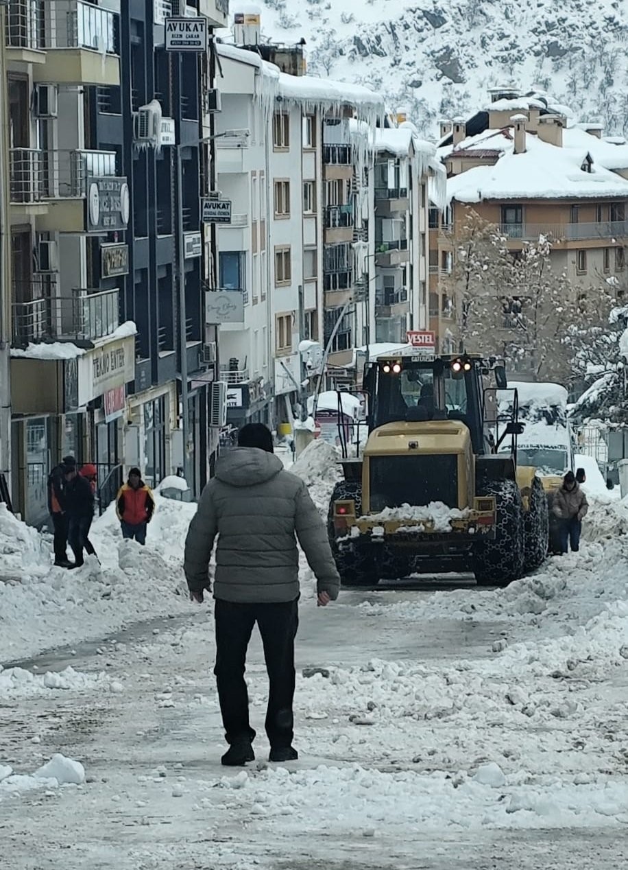 Tunceli&rsquo;de karla m&uuml;cadele &ccedil;alışmalarını aralıksız s&uuml;rd&uuml;r&uuml;yor
