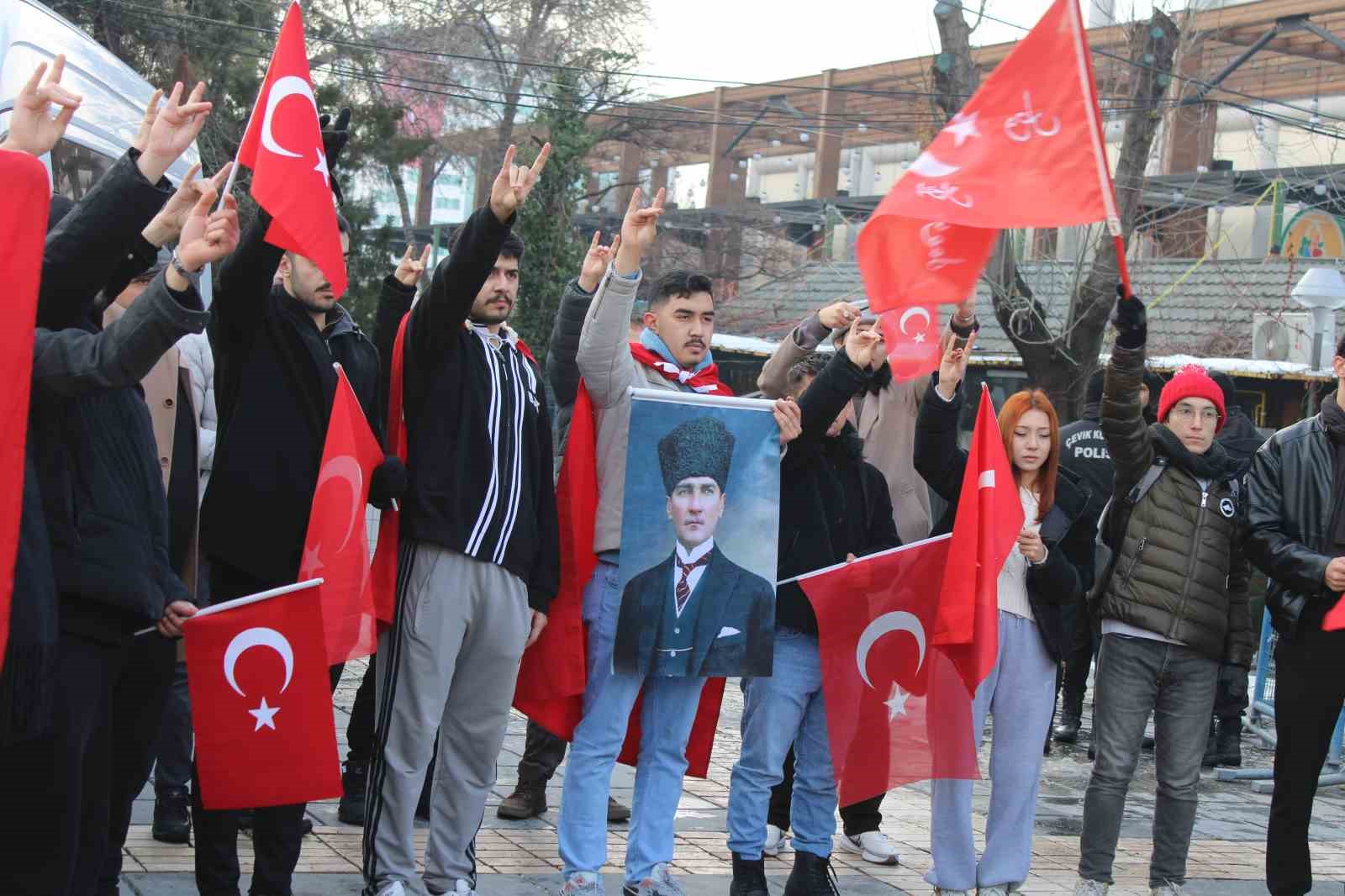 Kayserililerden T&uuml;rk Bayrağı&rsquo;na yapılan saldırıya tepki
