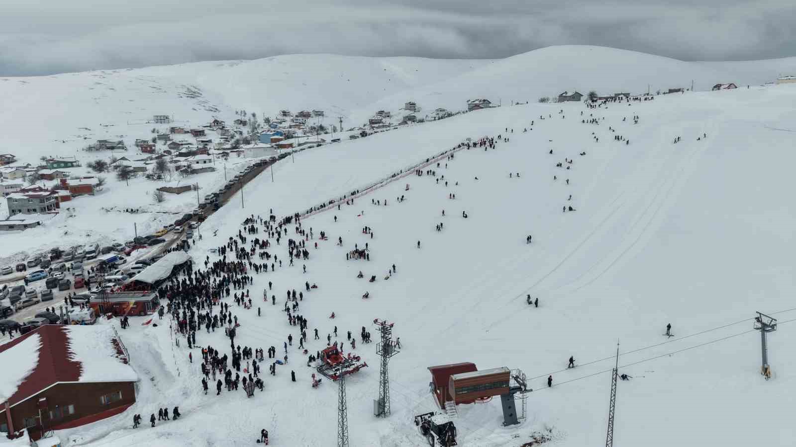 Kayakseverler Baş&ccedil;iftlik&rsquo;e akın etti
