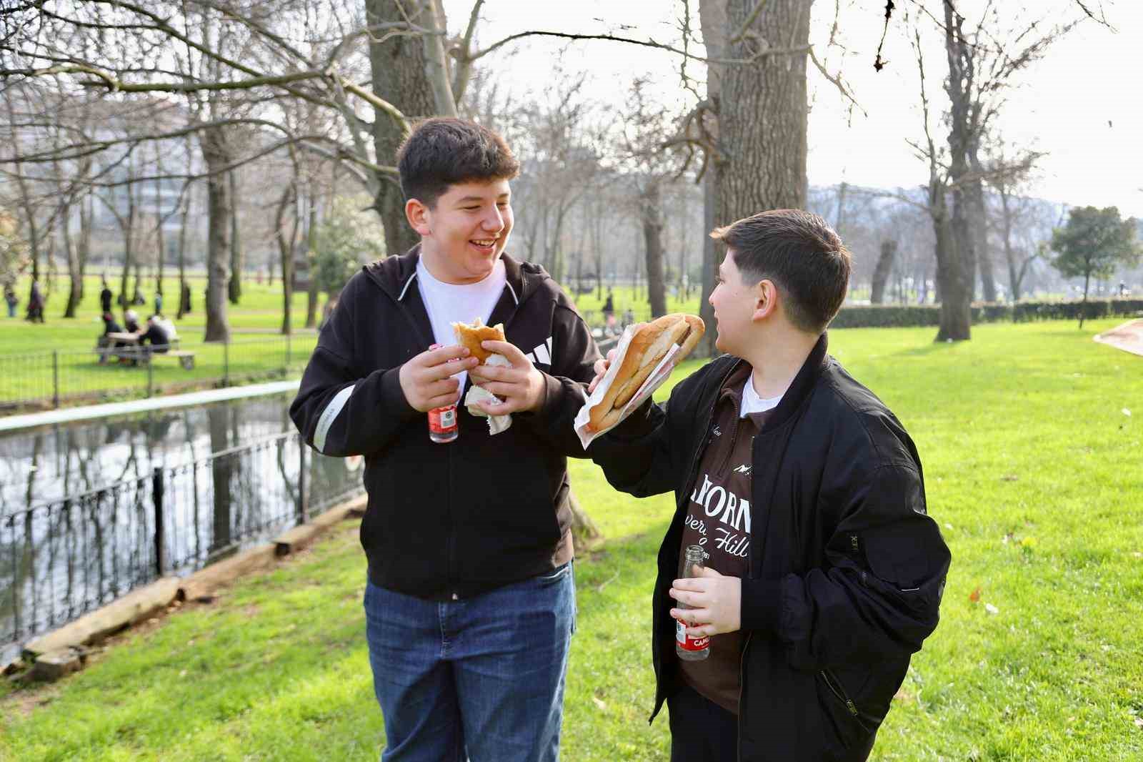 Kağıthane&rsquo;de balık ekmek ş&ouml;leni: 25 bin kişiye 6 tona yakın balık ekmek, helva ve gazoz ikramı
