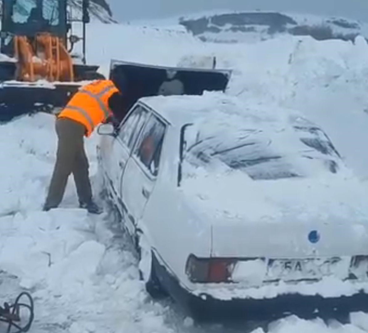 Hayvanlar aç kalmasın diye çıktığı yolda ölümden döndü