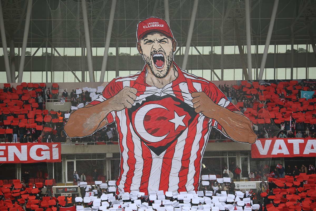 Sivasspor taraftarlarından T&uuml;rk bayrağı koreografisi
