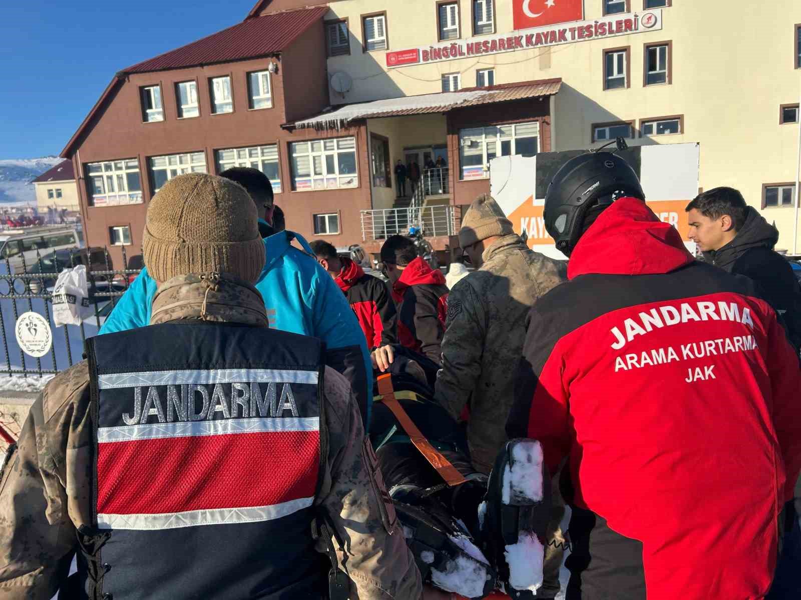 Kayak merkezinde d&uuml;şerek yaralanan şahsın yardımına JAK ve UMKE yetişti
