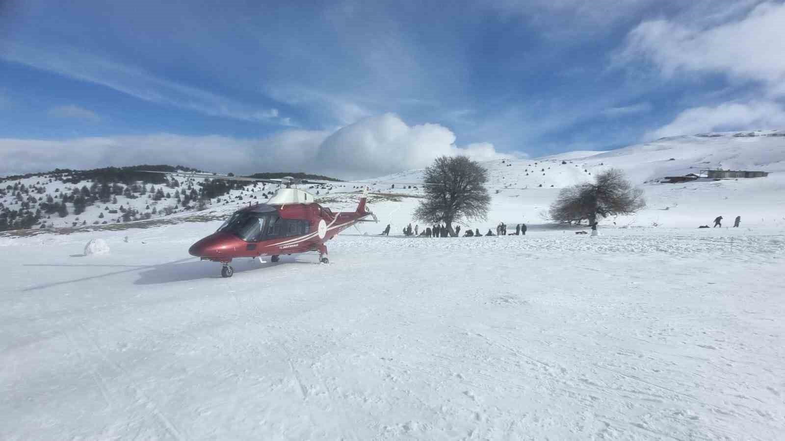 Kayakta d&uuml;şerek ayağını kıran gen&ccedil; hava ambulansıyla hastaneye kaldırıldı
