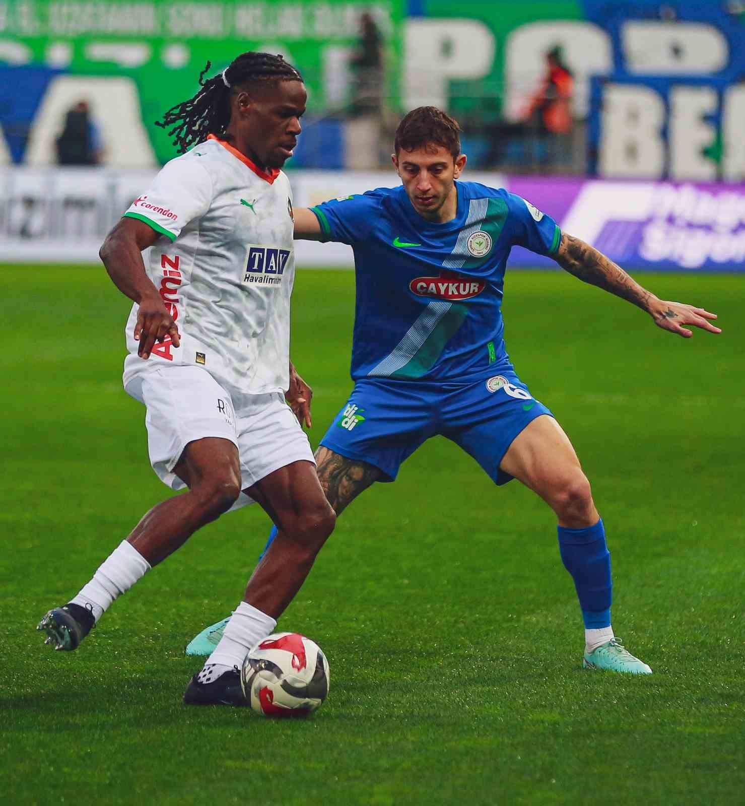 Trendyol Süper Lig: Çaykur Rizespor: 0 - Corendon Alanyaspor: 0 (İlk yarı)