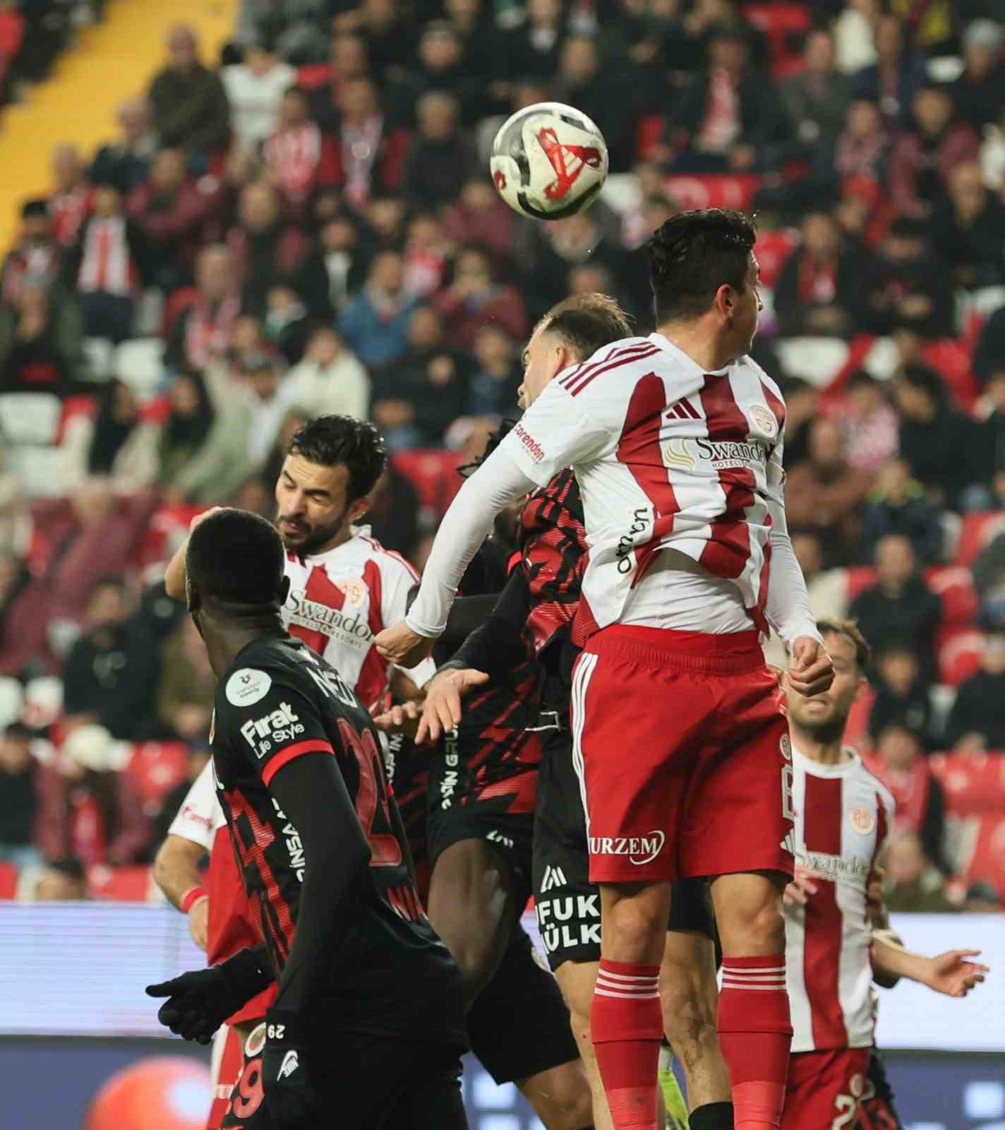 Trendyol S&uuml;per Lig: Antalyaspor: 1 - Gen&ccedil;lerbirliği: 1 (İlk yarı)
