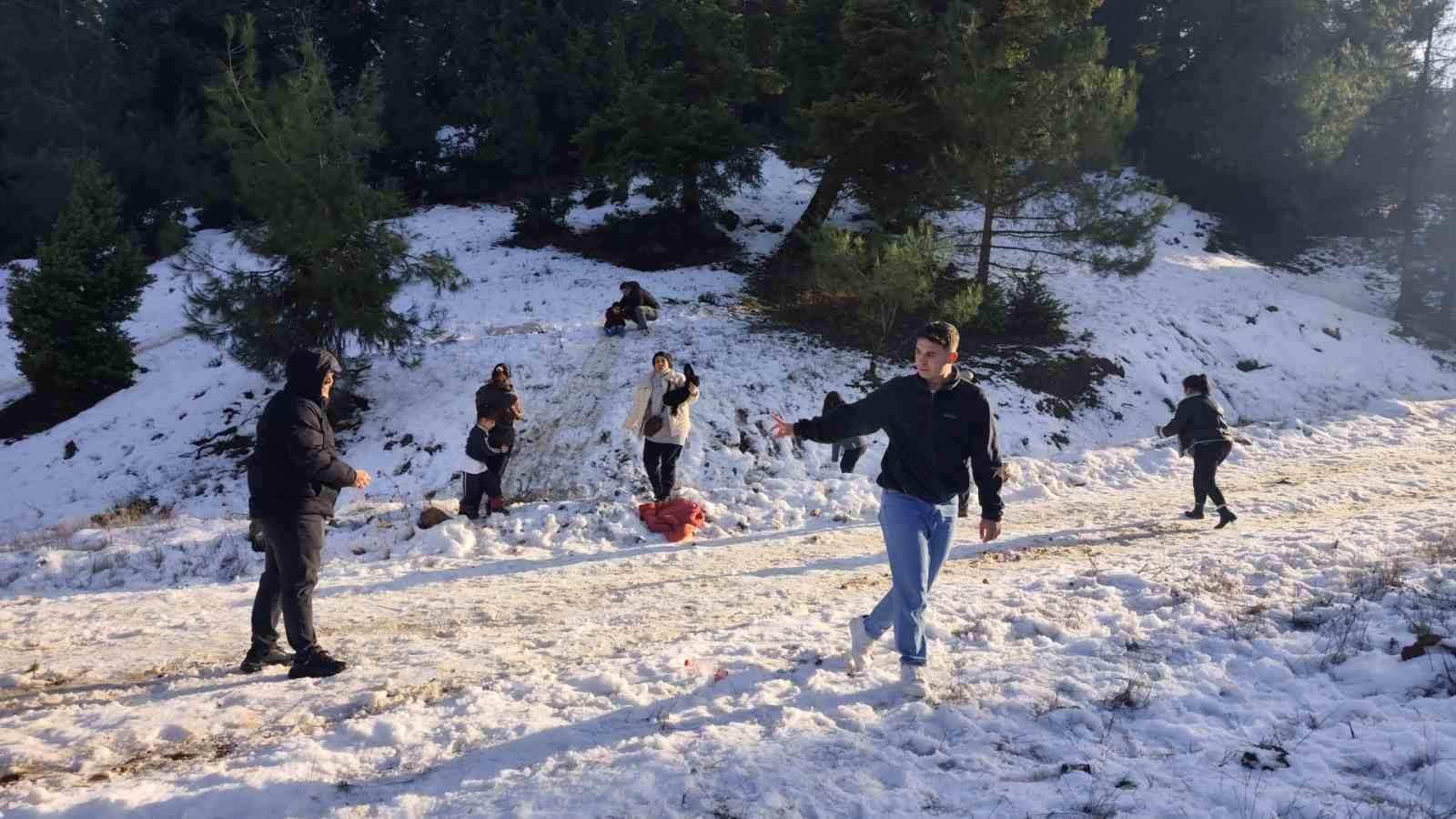 Mersinliler hafta sonu kar yağan yaylalara akın etti
