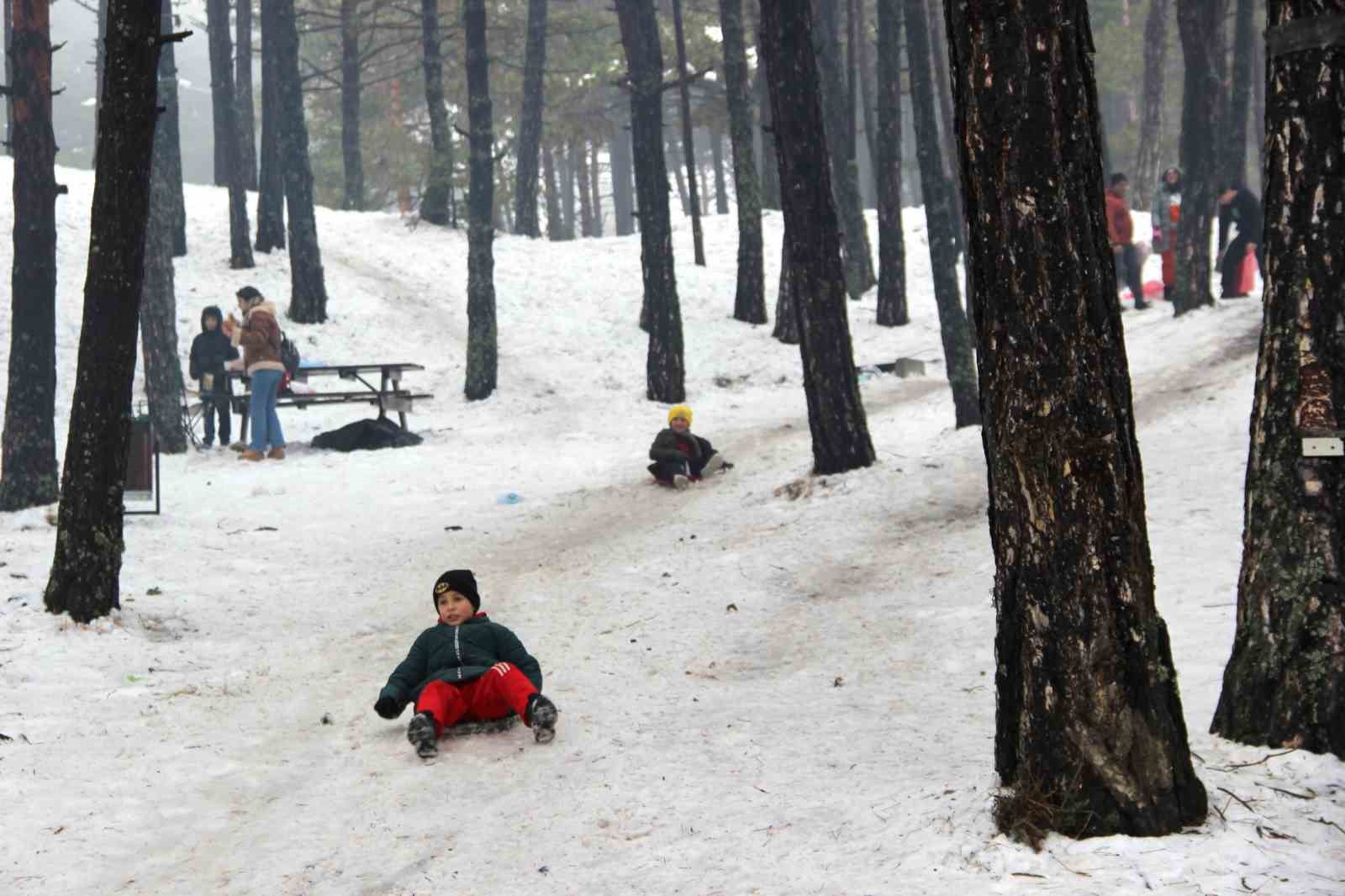 &Ccedil;orum&rsquo;da kar festivali vatandaşların akınına uğradı
