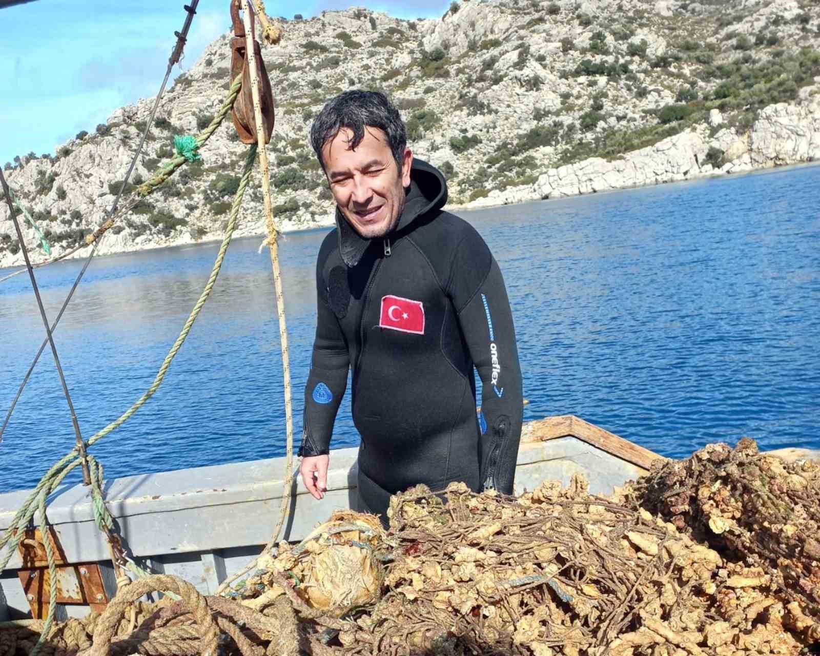 Bozburun’da hayalet ağlar denizden temizlendi